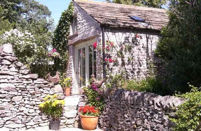 Stylish cottage for 2 guests, pet friendly, dining pub nearby, Chatsworth 10m.