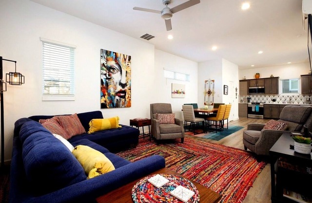 Stylish Downtown Retreat, Walk to River Walk & Alamo, Pet-Friendly