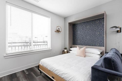 Stylish Downtown Studio by CozySuites