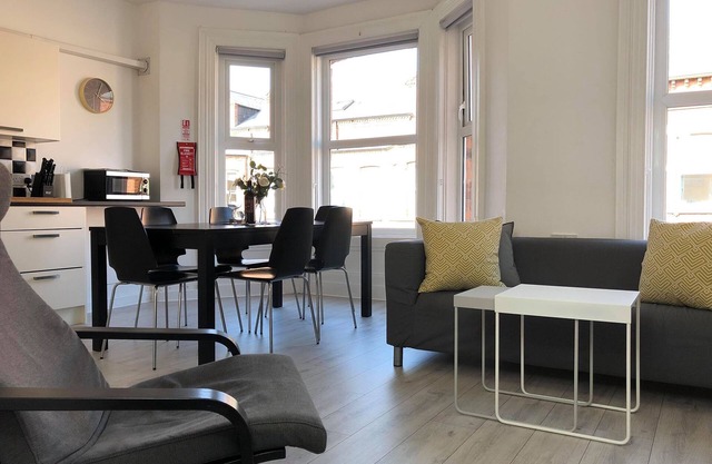 Stylish duplex apt close to downtown & Queens Uni (Wellesley Avenue)