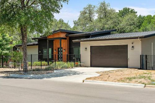 Stylish East Austin Home - 2BR-BBQ-Close to DT