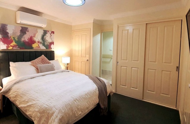 Stylish Home 3mins walk to Worrigee Medical Centre
