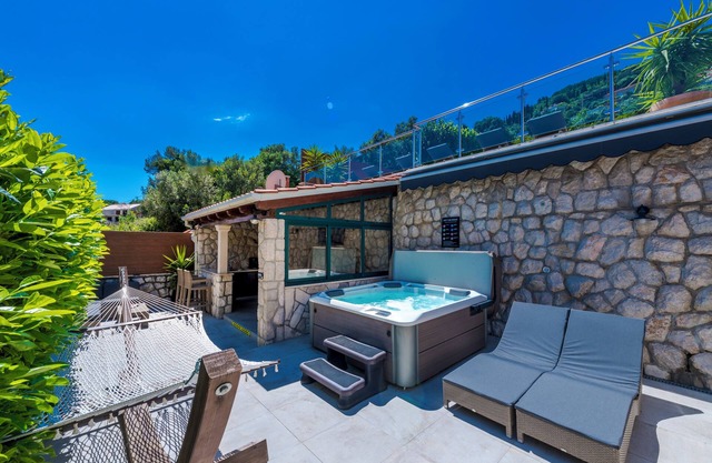 Stylish Home with Private Heated Pool, Hot Tub & Basketball Court