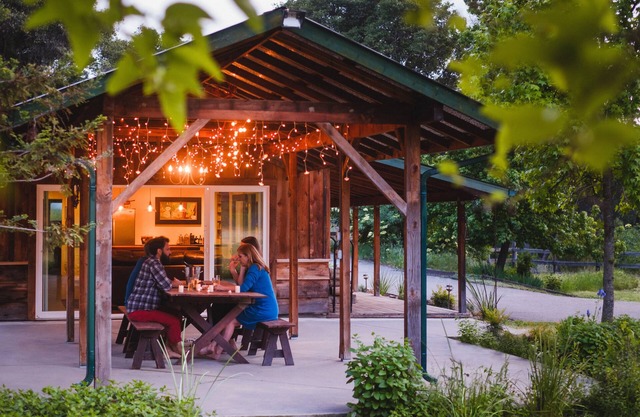 Stylish lodge w/spa bathrooms, river, views, hot tub, between 2 Yosemite Gates