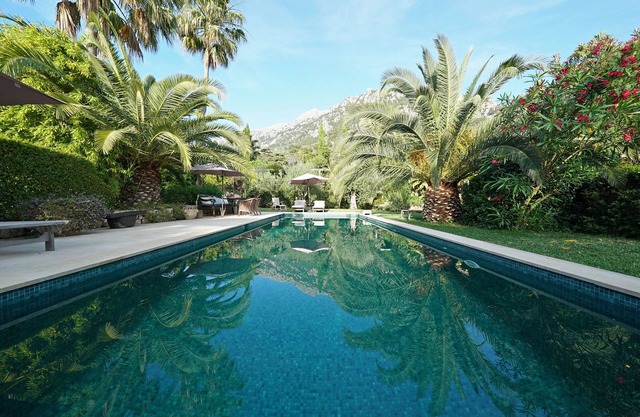 Stylish mansion in an enchanting garden in Biniaraix for 8 people