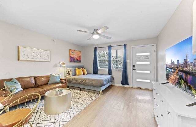 Stylish modern studio close to Downtown and Domain