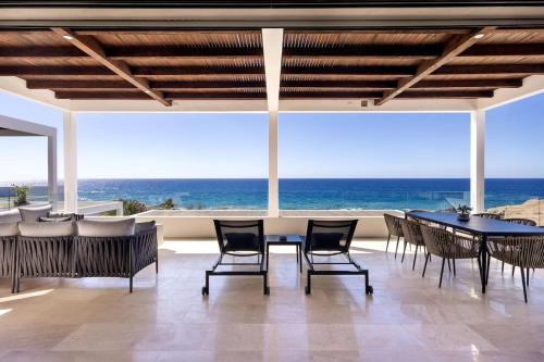 Stylish Oceanfront Condo with Panoramic Views