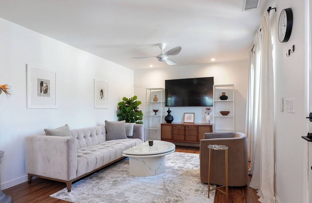 Stylish Retreat in Los Feliz: Designer Finishes, Trendy Area