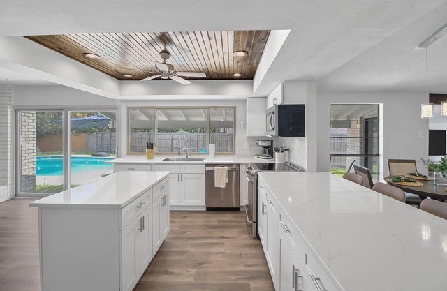 Stylish Retreat, Large Pool! Pet/Family Friendly