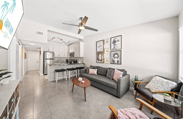 Stylish Riverfront Villa W/Private beach access, Fire Pit, & BBQ Grills 🥂🌸