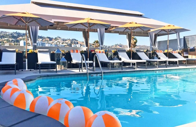 Stylish Skydeck, Kitchen & Balcony, FIDO Friendly! Nearby The Sunset Strip!