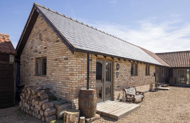 Stylish Studio, courtyard views, countryside location, 20 mins to Cambridge