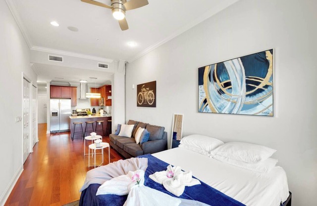 Stylish Studio w/Rooftop Pool