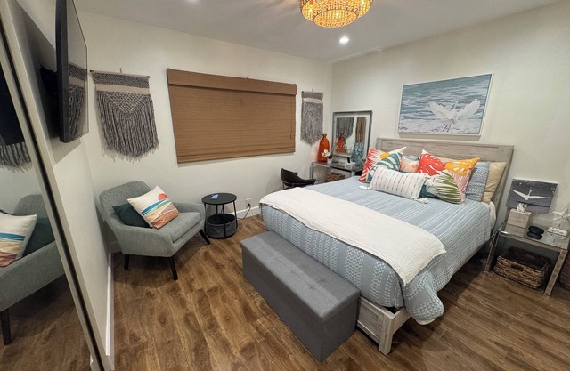 Stylish suite near beach & LAX—private entry, vibrant decor, cozy comfort.