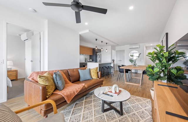 Stylish & Superb! 2bed/2bath/1car~ Walk to CBD