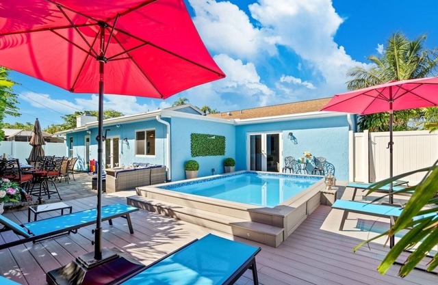 Stylish Tropical Heated Pool Home, Large Deck, Pool Table, Pac-Man, Games