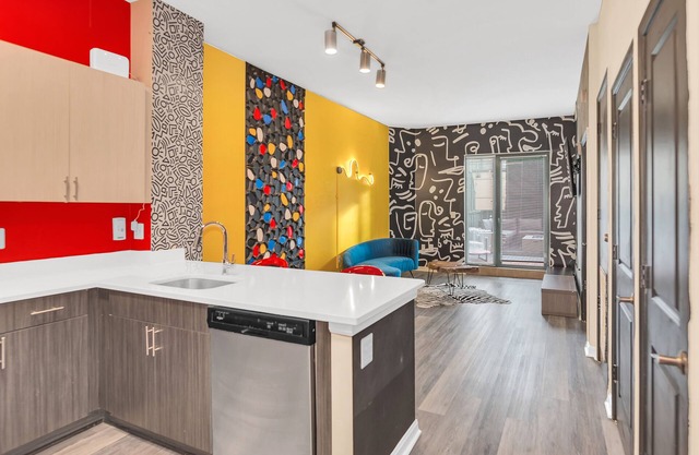Stylish Vibrant Getaway w/Private Patio next to Bars & Food, 5 minutes from DC!