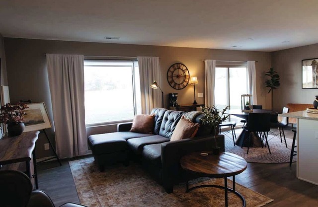 Stylish W. Omaha House. Shopping. King Suite.