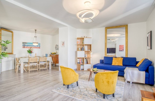 Sublime flat, city centre, modern, balconies, air conditioning, refurbished