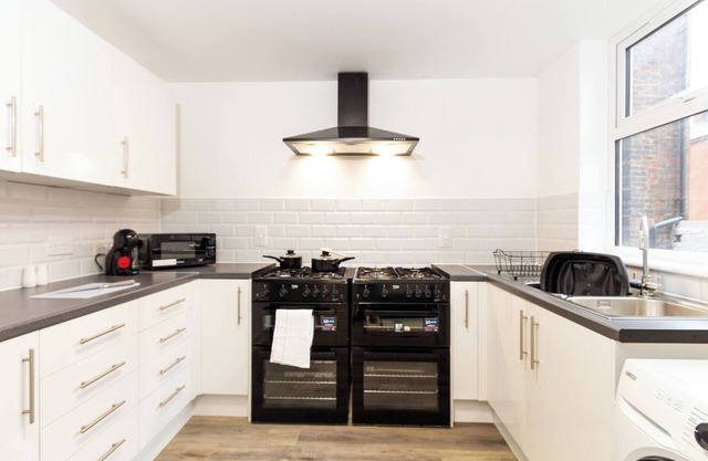 Suite 2: Comfy Spot in Oldham Sociable House