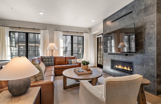 Suite Serenity Village 2 Bedroom Luxury Condo - Contemporary Condo| Fireplace and Balcony