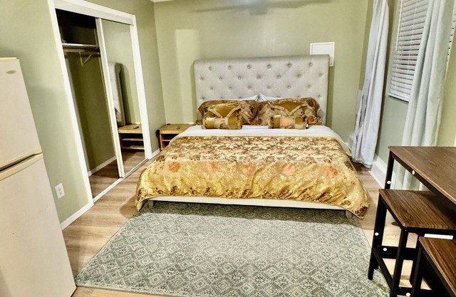 Suite with separate entrance, Ac and kitchenette