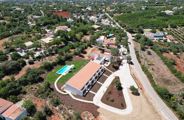 Suites Sunny Hill for a wonderful, carefree vacation in the Algarve.