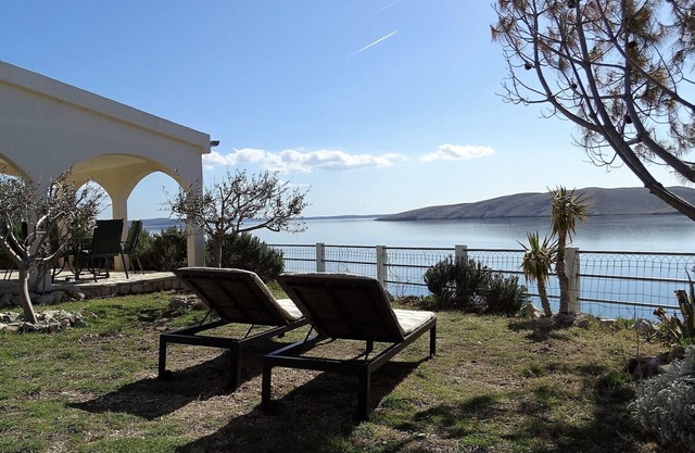 SUMMER RESIDENCE DIRECTLY AT THE SEA