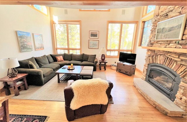 Summit Rose Escape Theater Rm Gourmet Kitchen