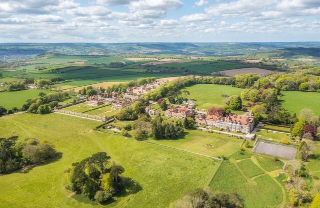 Sumptuous Manor House, sleeps 8, dog friendly close to Lyme Regis.