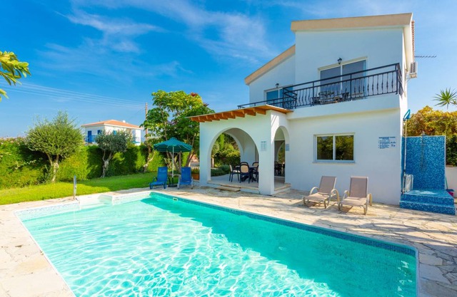 Sun Beach Villa Tria: Large Private Pool, Walk to Beach, A/C, WiFi