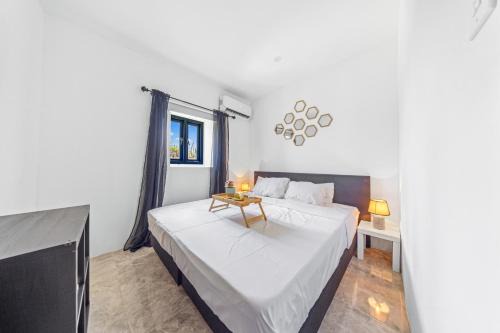 Sunny 3br Escape - Luxurious Pool Oasis