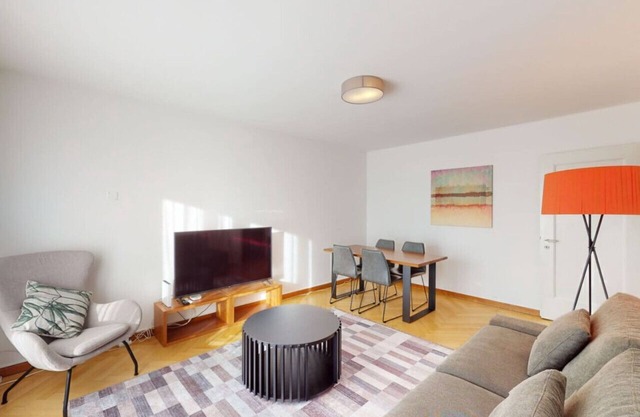 Sunny and quiet 1BR flat city center (Parkview 5)