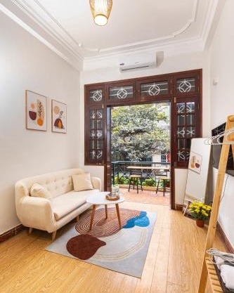 Sunny Balcony Room in Old Quarter with Netflix and Free Laundry