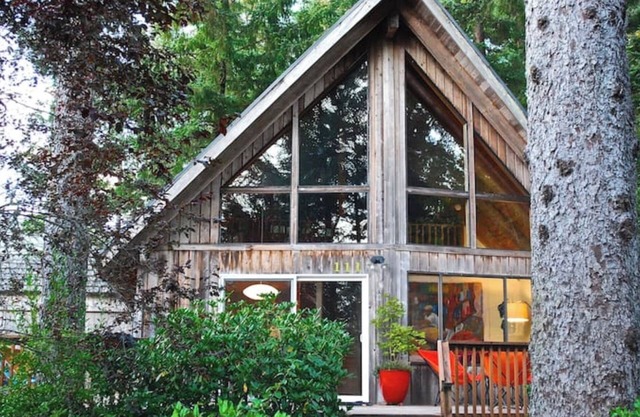 Sunny Cabin in Manzanita on the Oregon Coast, 5 min. walk by trail to the beach