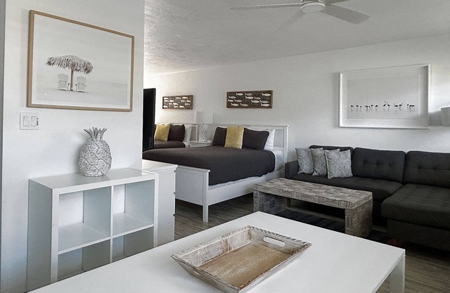 Sunny Condo - Steps to the Beach - Key Colony Beach - Heated Pool