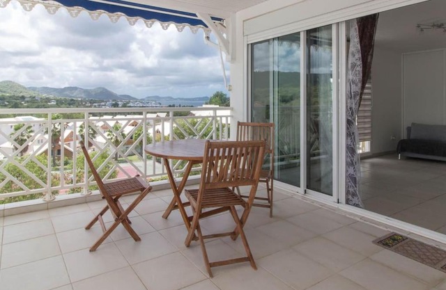 Sunny cottage, belle terrasse, proche et vue mer