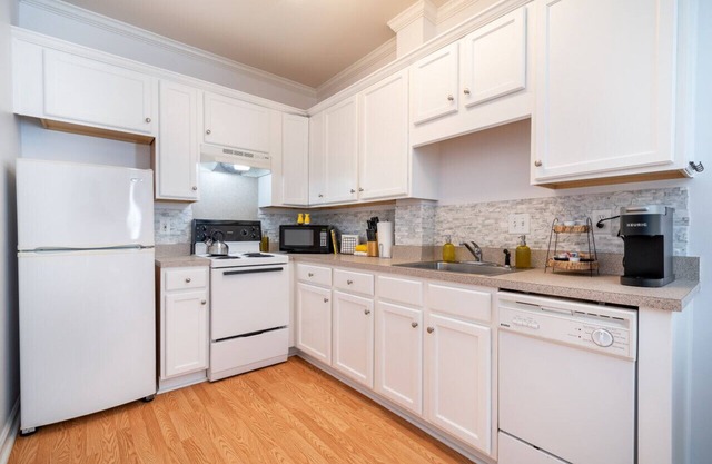 Sunny Daze · Sunny Daze- Chic condo in Concord close to NASCAR