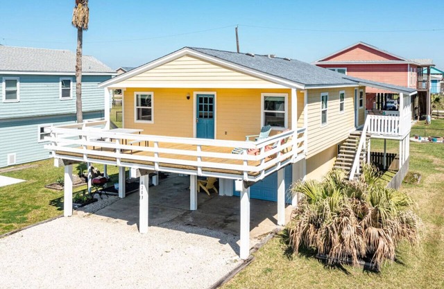 SUNNY DAZE Walk to Beach, 2 Decks, Pet Friendly!