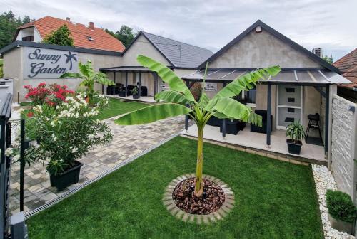 Sunny Garden Apartment