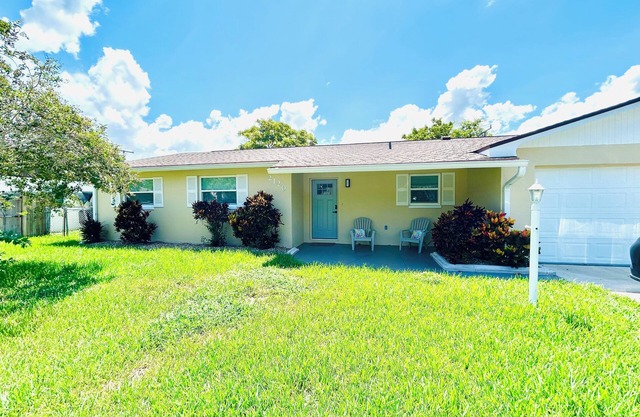 Sunny Getaway in South Daytona- minutes to beaches, speedway and attractions