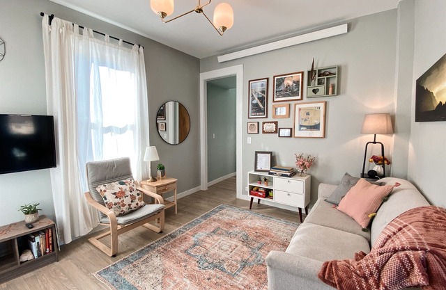 Sunny+Serene Dwntwn Apt w/Gorgeous River Views!