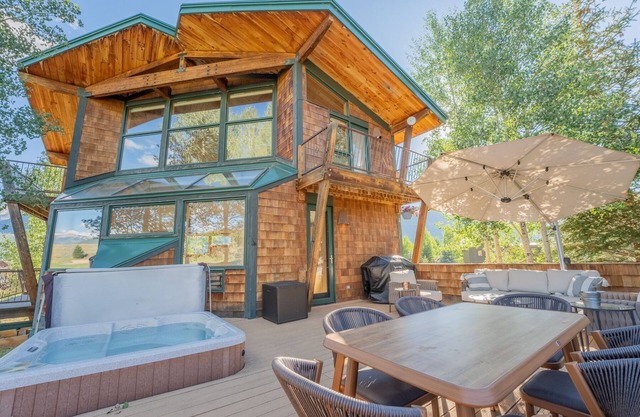 Sunny Skyland Home w/Hot Tub and Garage Apartment! On the golf course!