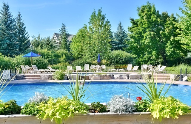 Sunny & sleek townhouse with shared pool - near skiing & golf