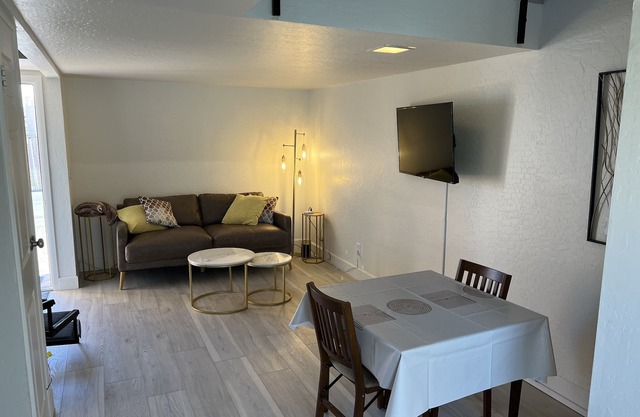 Sunny Studio near Water Street - Unit B