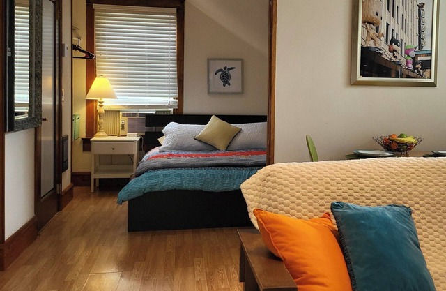"Sunny Studio Retreat, Steps from Downtown"
