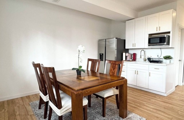 Sunny Suite Studio, private entrance & bathroom, near Seattle & SeaTac Airport.