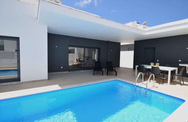 Sunny Villa Near Óbidos w/Beaches