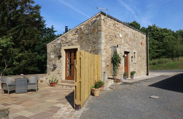 SUNNYBROOK COTTAGE, with open fire in Waddington