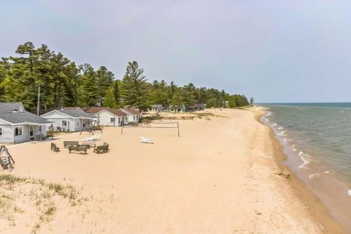 Sunnyside 2BR 1BA Relaxing Lakefront Retreat